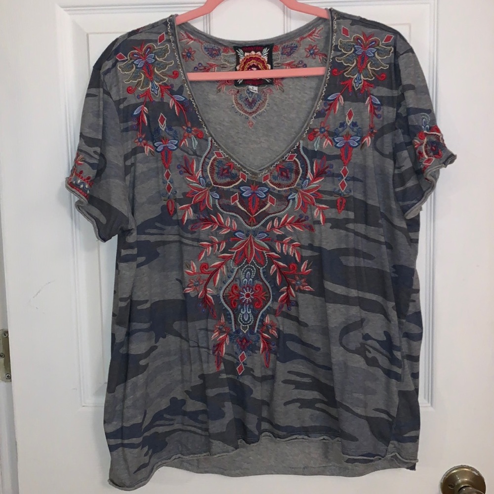 JW Johnny Was Los Angeles Zebra Embroidered Tee